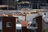 En un video grabado por un residente de Gatineau, Vincent-Carl Leriche, se ve como el tornado succiona montones de escombros y los hace girar por el aire en medio de los edificios. FOTO REUTERS