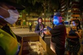 Acompañado por dos chefs y una médica voluntaria sale tres veces por semana a entregar alimentos a personas en situación de calle. Foto: Carlos Velásquez. 
