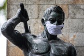  Las esculturas ubicadas en el Parque Obrero de Itagüí fueron intervenidas para invitar a la reflexión ante la pandemia que estamos viviendo. Foto: Jaime Pérez Munevar