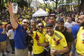 Los extranjeros también se contagiaron de la alegría de los colombianos tras el primer triunfo de los cafeteros en Rusia-2018. FOTO EDWIN BUSTAMANTE