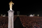 Para el papa, “cada vez que miramos a María volvemos a creer en lo revolucionario de la ternura y del cariño”. “En ella vemos que la humildad y la ternura no son virtudes de los débiles sino de los fuertes, que no necesitan maltratar a otros para sentirse importante”, aseveró. FOTO EFE