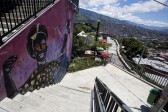 Algunos escasos visitantes empiezan a llegar a visitar la Comuna 13, esté fin de semana se espera visita de turistas. FOTOS: JULIO CÉSAR HERRERA