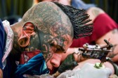 Cualquier lugar es un lienzo para los tatuadores, incluso la cabeza. Foto: AFP