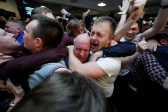 Los hinchas se abrazaban felices. FOTO Reuters