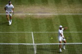 Cabal y Farah durante el partido de Wimbledon este jueves. FOTO: AFP