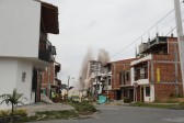 El edificio Altos del Lago cayó a las 10:10 a.m. en Rionegro. FOTO ESTEBAN VANEGAS