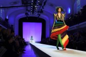 Una modelo presenta una creación de Jean-Paul Gaultier durante el desfile de moda de la colección Primavera-Verano de Alta Costura 2019 en París. Foto: AFP.