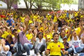 ¡Júbilo patrio! Los hinchas celebran los goles de la Selección Colombia en las afueras del estadio Atanasio Girardot. FOTO ANDRÉS CAMILO SUÁREZ