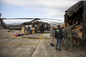 Dos helicópteros Black Hawk de la Fuerza Aérea se encargaron de llevar desde Medellín hasta Vigía del Fuerte, Antioquia, los regalos y a los voluntarios que apoyaron la jornada. Foto: Esteban Vanegas