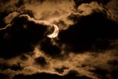 El eclipse parcial de sol es capturado usando un filtro infrarrojo en el cielo nublado de Nairobi, Kenya. FOTO AFP