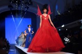 Una modelo presenta una creación de Jean-Paul Gaultier durante el desfile de moda de la colección Primavera-Verano de Alta Costura 2019 en París. Foto: AFP.