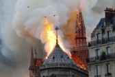 Las llamas devoran uno de los principales símbolos de la religión católica. FOTO AFP