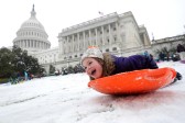 Una niña disfruta de deslizarse sobre la nieve. FOTO: AFP