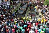 En el parque del municipio por lo menos 5.000 personas despidieron a 33 de las 84 víctimas, que murieron el pasado lunes en la avalancha provocada por la creciente de la quebrada la Liboriana. FOTO Julio César Herrera