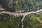 Poblaciones como Puerto Valdivia se desarrollan junto al río y al lado de las carreteras nacionales para favorecer el comercio con diferentes regiones. Foto: Esteban Vanegas
