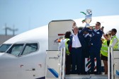 Los aficionados se agolparon en el aeropuerto Humberto Delgado y contra las vallas exteriores vieron aterrizar al avión en el que viajaban los jugadores y el trofeo, a bordo de un vuelo llamado “Champ16”. FOTO AFP
