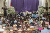 En la parroquia Santa Gertudris, como en otras iglesias católicas, hubo una asistencia masiva de feligreses. FOTO: Manuel Saldarriaga.