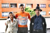 El campeón de la Vuelta a Colombia junto a sus padres Blanca Pineda e Isidro Camargo. FOTO @luisenciclismo