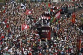 Miles de portugueses recibieron a la selección en Lisboa para festejar el primer título de Portugal, después de conquistar la Eurocopa al vencer a Francia por 1 a 0 en la prórroga. FOTO REUTERS