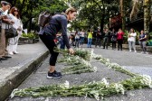 En el sitio donde detonó la bomba se dejaron flores en señal de paz. Foto: Jaime Pérez Munevar