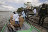 10 líderes comunitarios de Vigía del Fuerte apoyaron las labores y los regalos para los niños se movieron en botes hacia Bojayá, Chocó. Foto: Esteban Vanegas