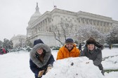 Las personas también construyeron muñecos de nieve. FOTO:AFP