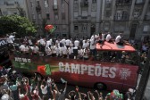 Miles de portugueses recibieron a la selección en Lisboa para festejar el primer título de Portugal, después de conquistar la Eurocopa al vencer a Francia por 1 a 0 en la prórroga. FOTO AP