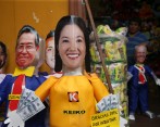 Para las fiestas de año nuevo, en Lima se vendieron en grandes cantidades piñatas y muñecos para quemar con los rostros de Alberto y Keiko Fujimori (izq. y centro), tal como PPK (derecha). FOTO efe