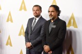 Leonardo DiCaprio posa al lado de su director Alejandro González Iñárritu. FOTO AFP
