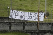 Un puñado de aficionados de Atlético Nacional protestó este martes por los elevados precios de los abonos para el segundo semestre del 2017. FOTO JUAN ANTONIO SÁNCHEZ