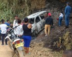 Imagen del asesinato de la candidata a la Alcaldía de Suárez, Cauca, Karina García Sierra, quien iba en compañía de cinco personas en este vehículo en zona rural del municipio. FOTO COLPRENSA