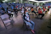 Adentro se guardó los dos metros establecidos para el distanciamiento social. FOTO AFP