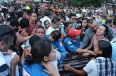 Los familiares ingresaron hasta las bóvedas donde ahora reposan los cadáveres de sus seres queridos y los gritos y el llanto invadieron el lugar. FOTO Julio César Herrera