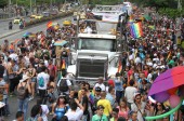 Miles de personas marcharon por el derecho a la igualdad por el centro de Medellín. FOTO RÓBINSON SÁENZ