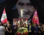 Familia y conocidos del expresidente Alan García durante su velación. FOTO: REUTERS