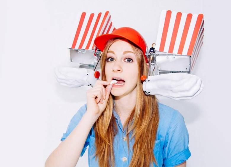 ¿Se imagina una máquina que le aplique labial mientras usted revisa sus correos en el celular? Giertz lo hizo posible y prueba su invento, como lo hace con todos sus robots. FOTOS Cortesía Alba Laura