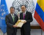El presidente Juan Manuel Santos le entregó el texto de los acuerdos con las Farc, al secretario general de la ONU, Ban Ki-Moo. FOTO AP
