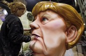 Toques finales a la figura gigante de la canciller alemana Angela Merkel para el carnaval de Niza en Francia. Foto: Reuters.