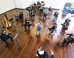 Los músicos de Filarmed, al no tener públicos, deben hacer conciertos a distancia, como este desde El Castillo. FOTO Jaime Pérez
