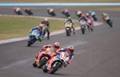 Pilotos en el Gran Premio de Argentina de Motociclismo. Al frente, el australiano Jack Mille rde MotoGP conduce la Ducati del equipo Octo Pramac Racing.
