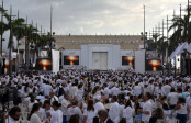 Desde el mediodía, al patio de banderas del Centro de Convenciones Julio César Turbay de Cartagena comenzaron a llegar los más de dos mil invitados a la ceremonia de la firma del acuerdo. FOTO AP