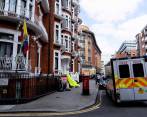 Autoridades esperan frente a la embajada de Ecuador en Londres. FOTO AFP