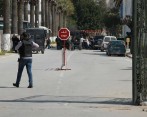 Turistas son auxiliados por elementos de seguridad para abordar un autobús frente al Museo Bardo, donde se registró un ataque armado, en la ciudad de Túnez, capital de Túnez. FOTO COLPRENSA-XINHUA