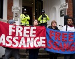 Manifestantes se congregaron afuera de la embajada ecuatoriana en Londres. Foto AFP
