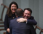 El senador Dean Smith felicita al diputado Tim Wilson luego del debate en el Parlamento de Australia. . FOTO: Reuters