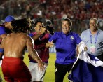 Hernán Darío Gómez celebra con Román Torres el gol de la clasificación al Mundial de Rusia-2018. FOTO: REUTERS