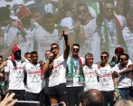 Miles de portugueses recibieron a la selección en Lisboa para festejar el primer título de Portugal, después de conquistar la Eurocopa al vencer a Francia por 1 a 0 en la prórroga. FOTO AFP