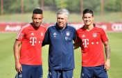 Carlo Ancelotti posó con los nuevos fichajes del club, el francés Corentin Tolisso y el colombiano James Rodríguez. FOTO EFE
