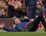 La cómica caída de Van Gaal en el triunfo ante el Arsenal