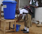 Un niño se lava las manos antes de ir a la escuela en Monrovia. Miles de niños liberianos en uniformes impecables acudieron de nuevo a la escuela, después de un paréntesis de seis meses de duración diseñado para detener la propagación del peor brote de ébola en la historia. FOTO REUTERS